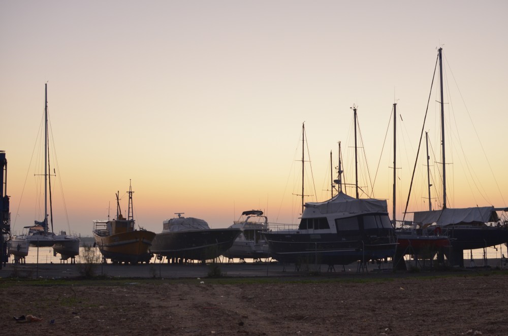 Flota gotowa do wodowania na tle nieba o świcie