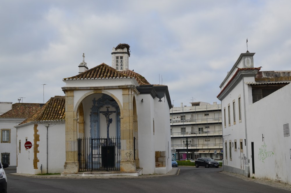 Kościół z bocianim gniazdem w Faro