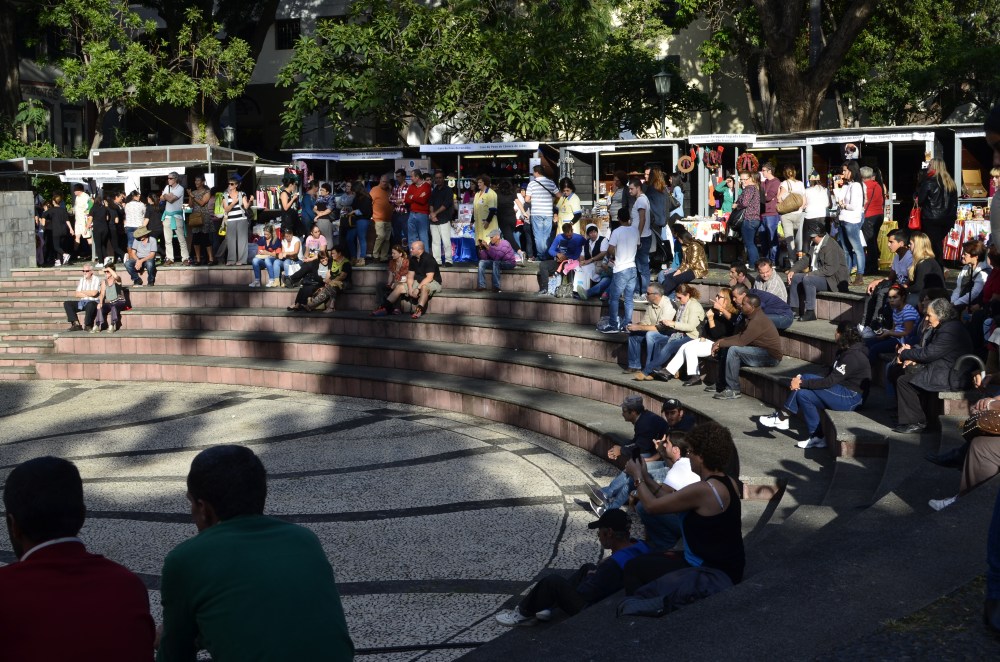 Stoiska wystawców/organizacji charytatywnych wokół amfiteatru